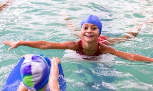 Apprendre à nager avec ou sans lunettes de natation ?