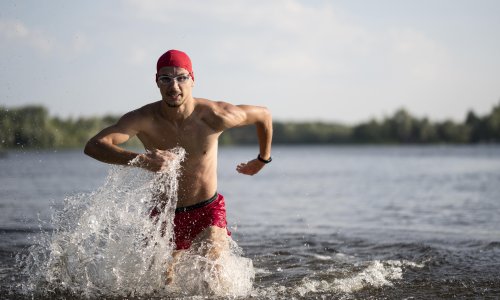 Bain matinal à la mer : les bienfaits de l'eau froide sur le corps