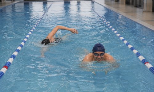 Comment dépasser un nageur à la piscine ?