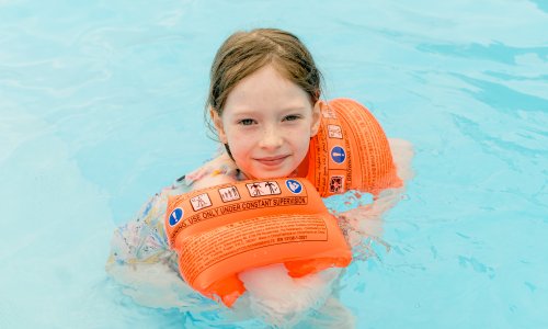 Des brassards ou une ceinture pour son enfant à la piscine ?