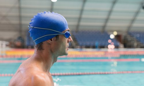 Le bonnet de bain : un accessoire indispensable en natation