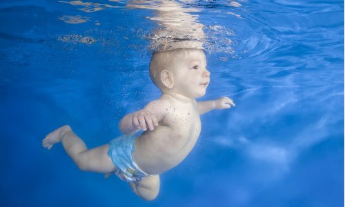 Les couches spéciales pour votre bébé à la piscine