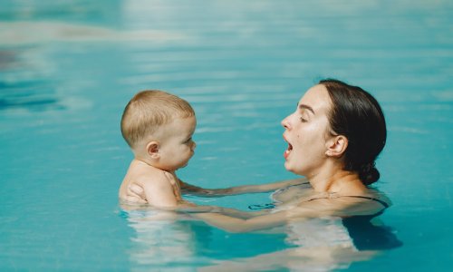 Les exercices à réaliser pendant les bébés nageurs