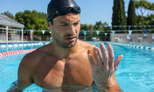 Pourquoi les doigts deviennent-ils fripés dans l'eau ?