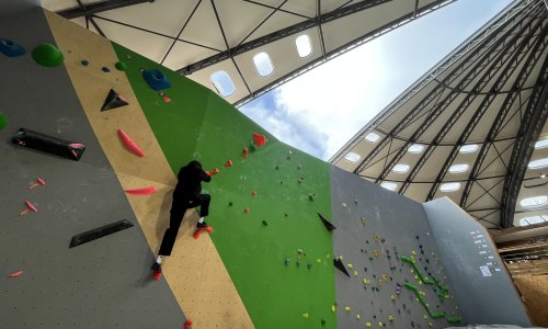 Une piscine tournesol en salle escalade - Granville