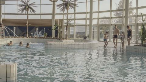 bassin balnéo ludique avec cols de cygne et banquettes à bulles