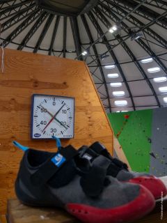 chausson d'escalade avec chronomètre murale natation