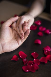 couple qui se tient la main dans un spa