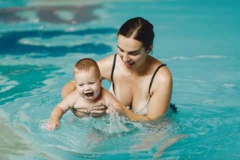 bébé avec maman dans la piscine