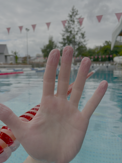 doigts fripés à la piscine