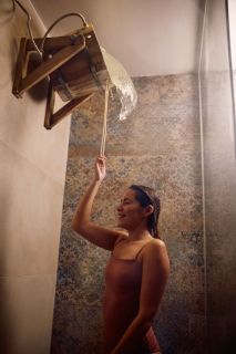 douche scandinave avec eau qui tombe sur une femme