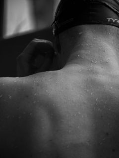 nageur vue de dos en noir et blanc