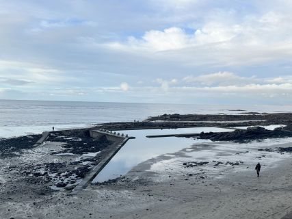 piscine eau de mer remplie à marré basse