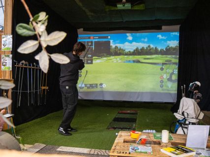 simulateur de golf avec projection d'une balle sur la toile