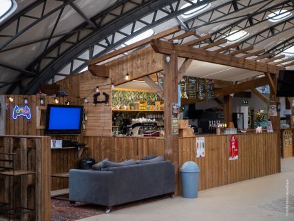 bar aménagé avec des palissade en bois