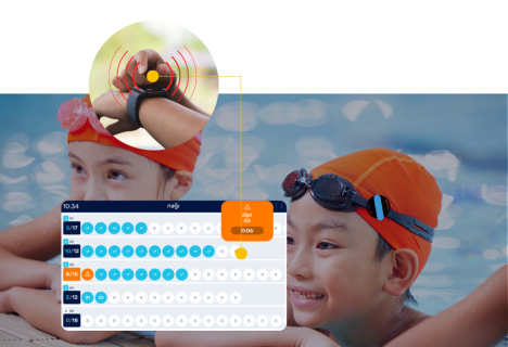 enfant dans l'eau avec un tag nagi